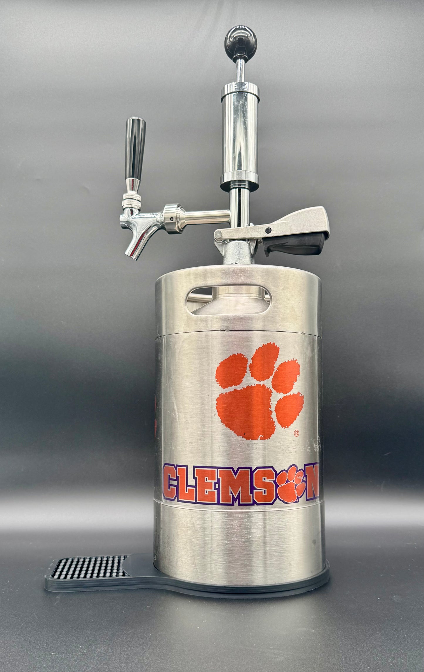 2 liter Clemson (small) customized Pump Keg, standard tap, keg opener, drip tray, 26 cocktail recipes, 16 shot recipes all included. Packed nicely in a gift box for your favorite Tiger’s fan. Holds 10-12 cocktails or 65 fluid ounces.